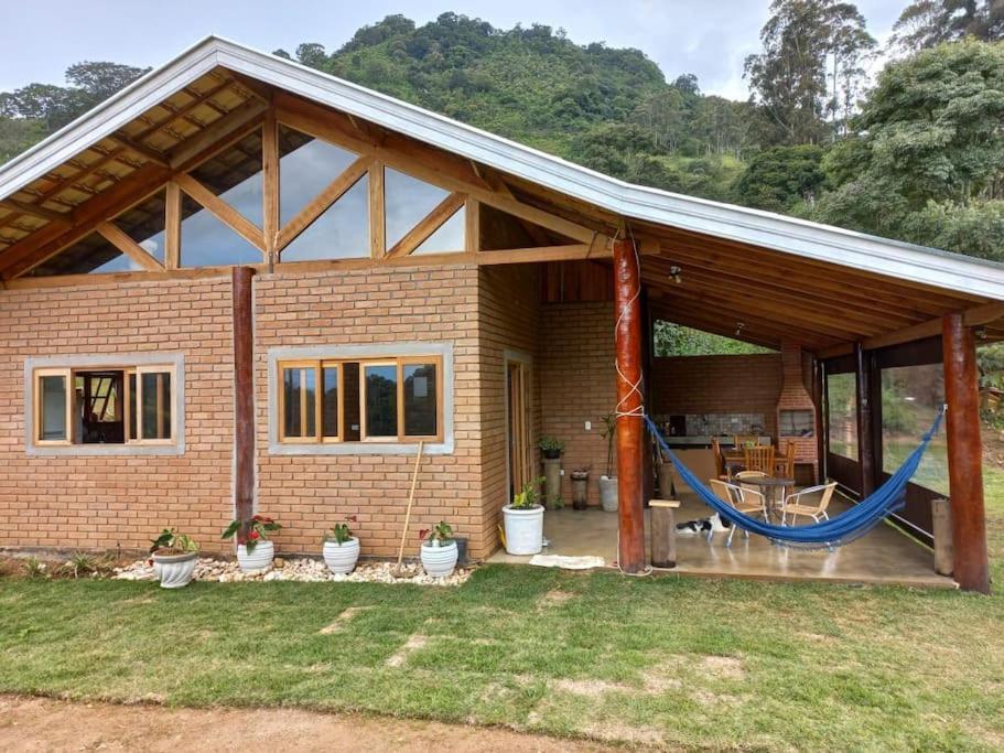 Chale Araucaria- Vale Das Pedras Mg Sapucai Mirim Bagian luar foto