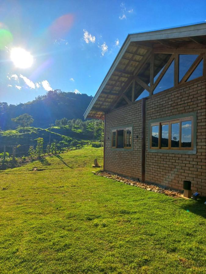 Chale Araucaria- Vale Das Pedras Mg Sapucai Mirim Bagian luar foto