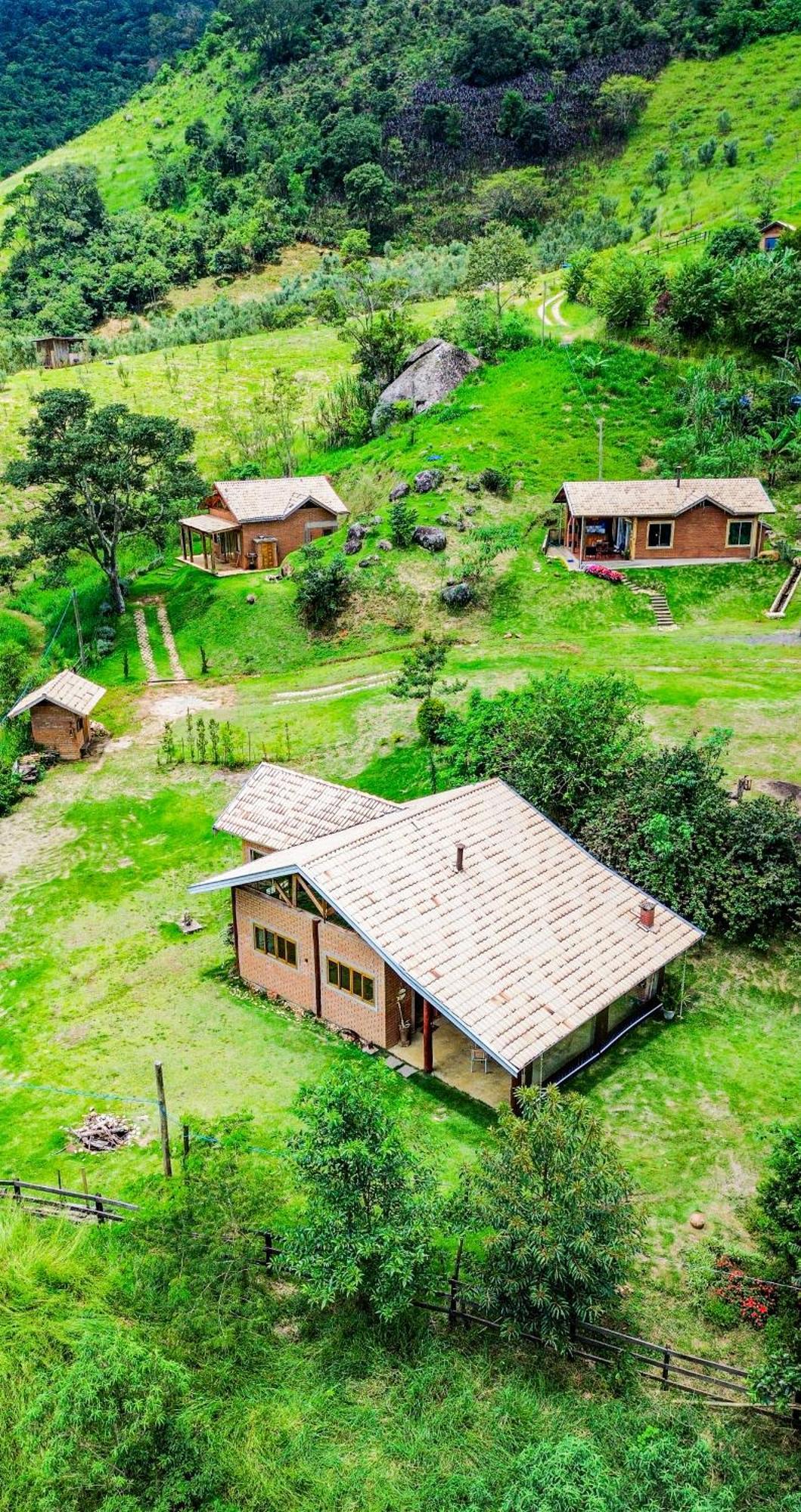 Chale Araucaria- Vale Das Pedras Mg Sapucai Mirim Bagian luar foto